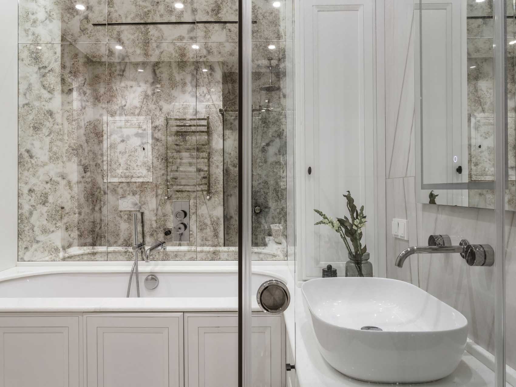 Fém elemek és klasszikus részletek, konyhasziget, modern bútorok Fém elemek és klasszikus részletek, konyhasziget, modern bútorok