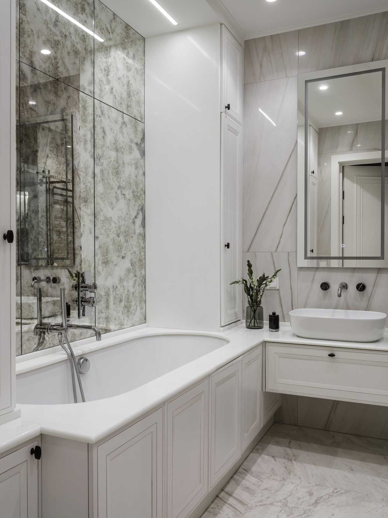 Fém elemek és klasszikus részletek, konyhasziget, modern bútorok Fém elemek és klasszikus részletek, konyhasziget, modern bútorok