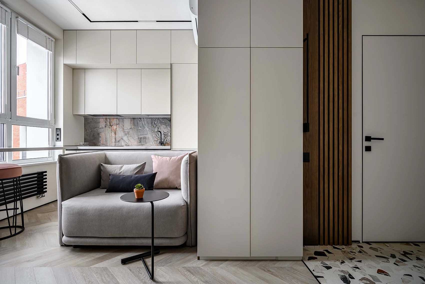 Nyugodt, minimalista berendezés egyszobás lakásban