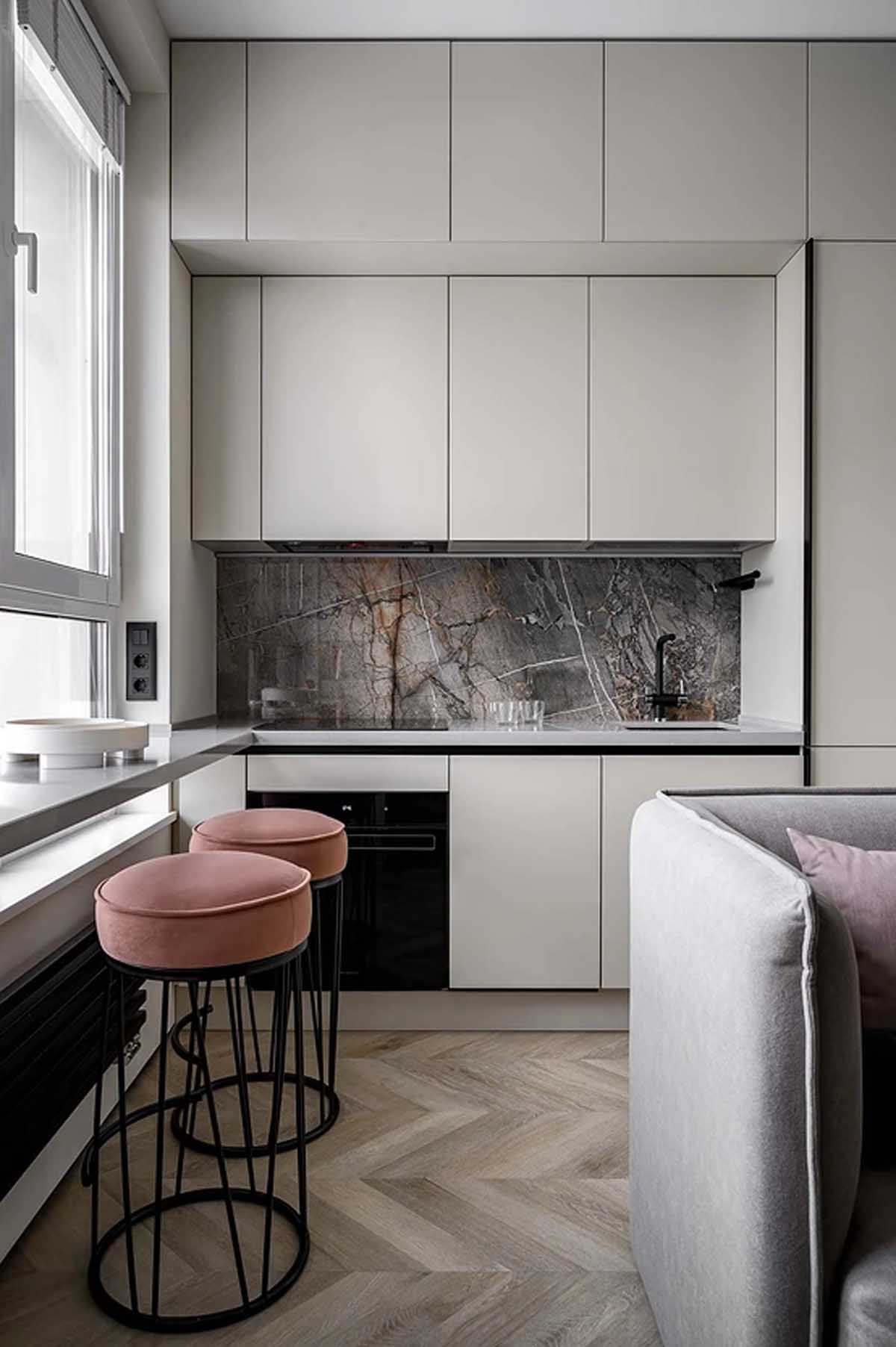 Nyugodt, minimalista berendezés egyszobás lakásban