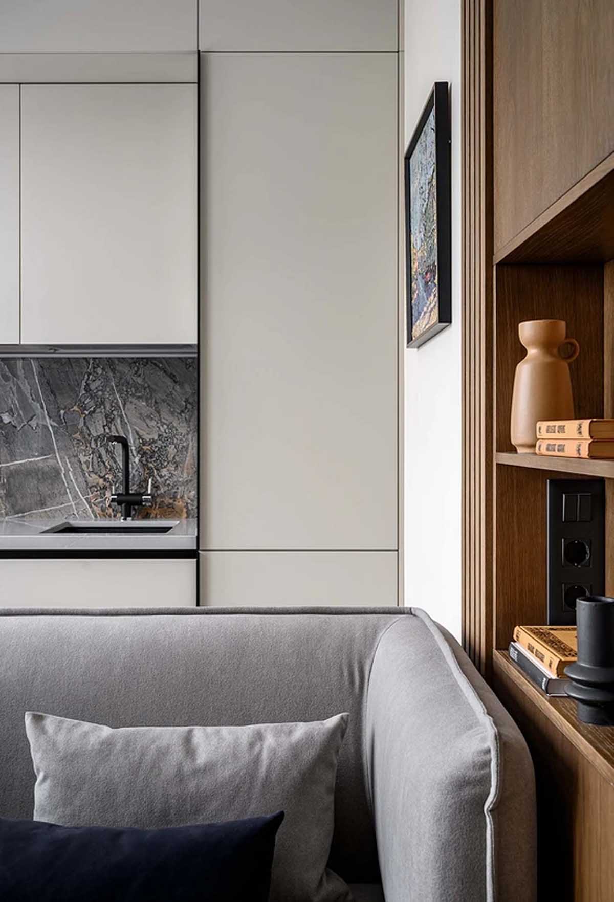 Nyugodt, minimalista berendezés egyszobás lakásban