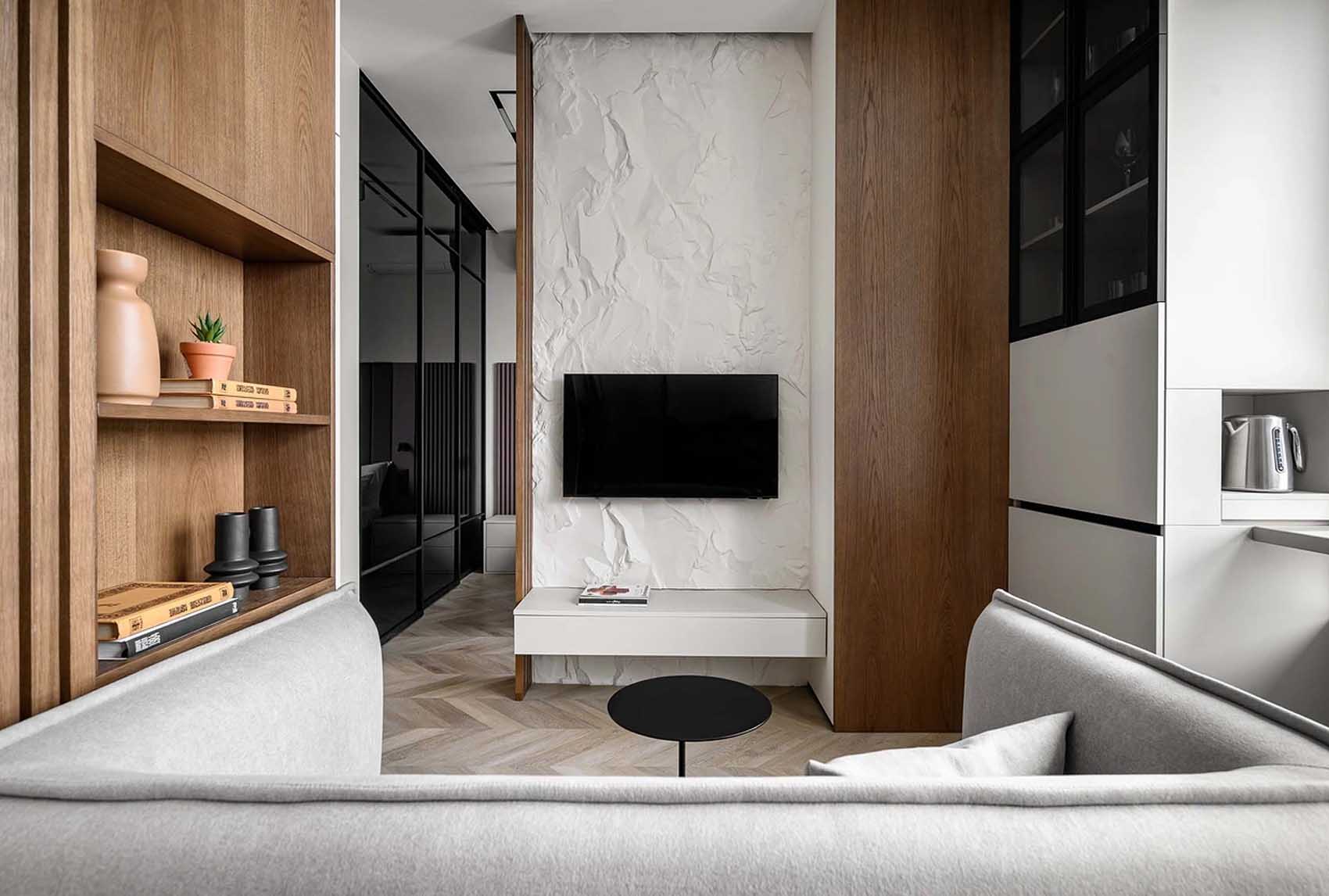 Nyugodt, minimalista berendezés egyszobás lakásban