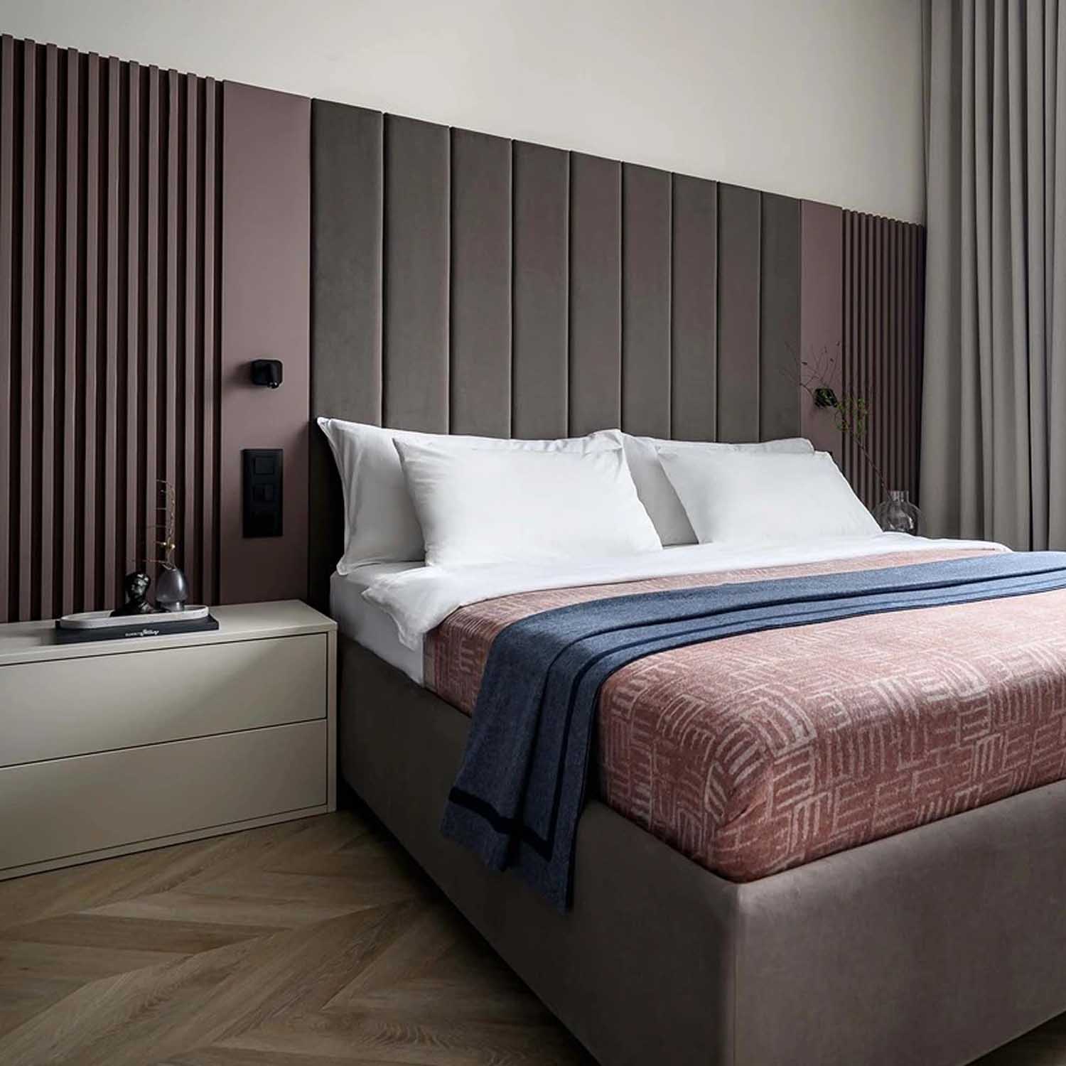 Nyugodt, minimalista berendezés egyszobás lakásban