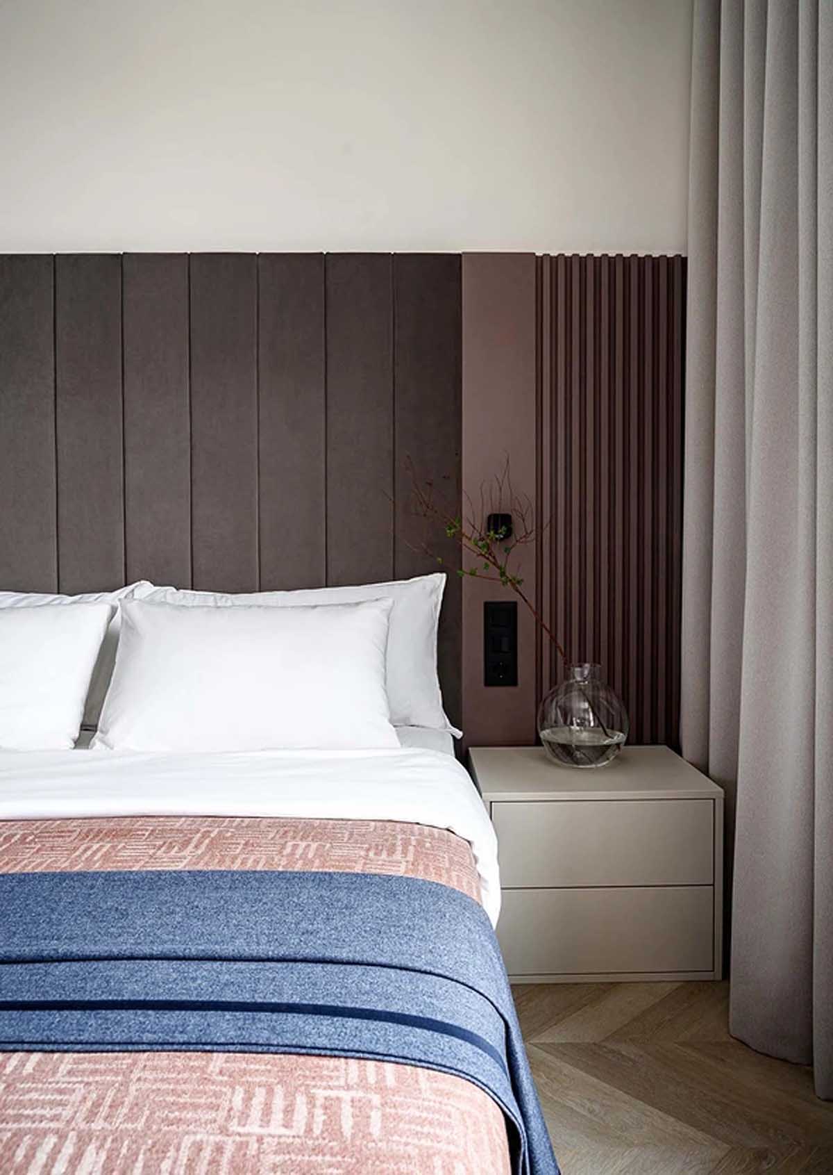 Nyugodt, minimalista berendezés egyszobás lakásban