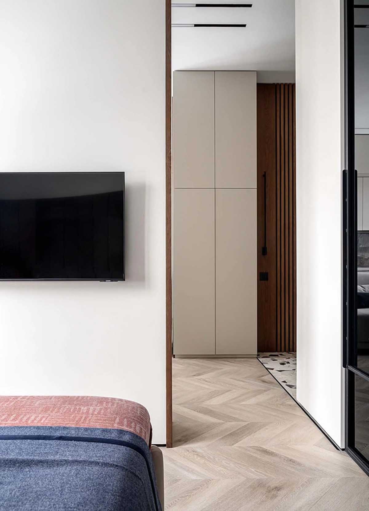 Nyugodt, minimalista berendezés egyszobás lakásban