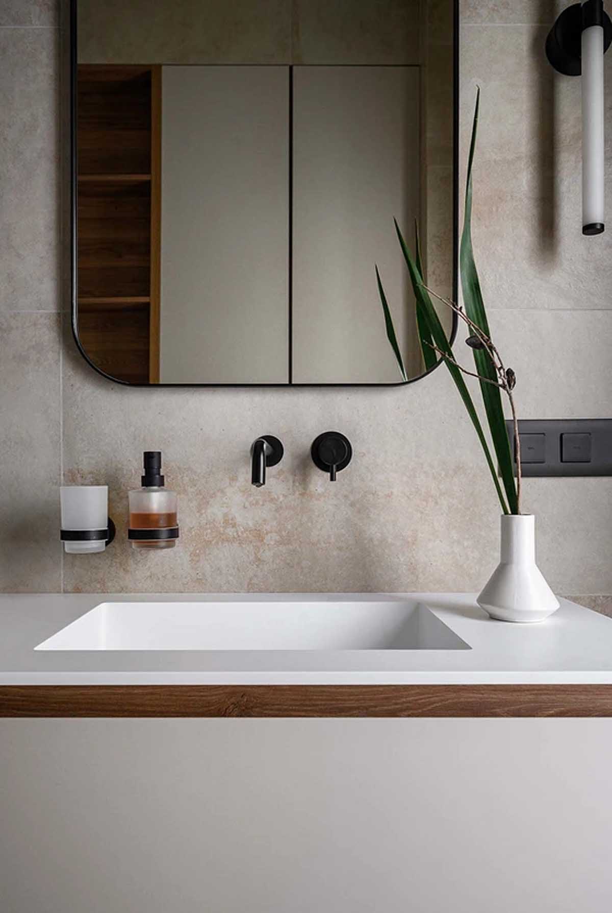 Nyugodt, minimalista berendezés egyszobás lakásban