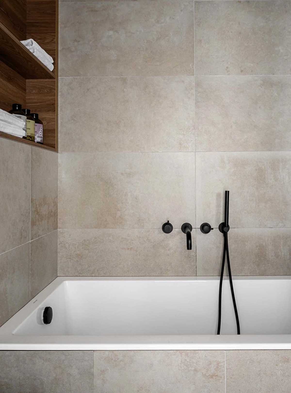 Nyugodt, minimalista berendezés egyszobás lakásban