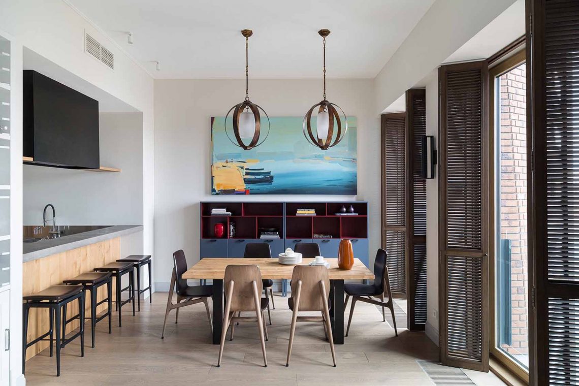 Panorámás, modern lakás: jól átgondolt alaprajz, ablakok fa spalettákkal