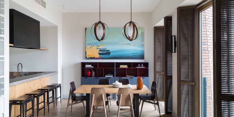 Panorámás, modern lakás: jól átgondolt alaprajz, ablakok fa spalettákkal