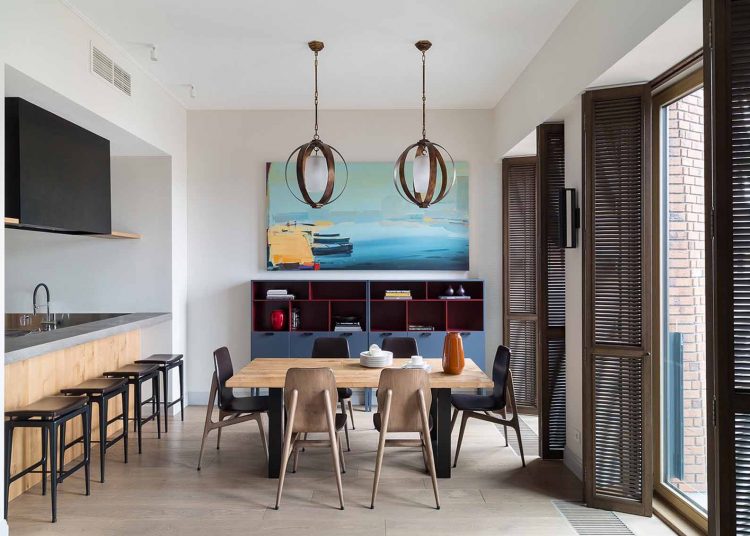 Panorámás, modern lakás: jól átgondolt alaprajz, ablakok fa spalettákkal