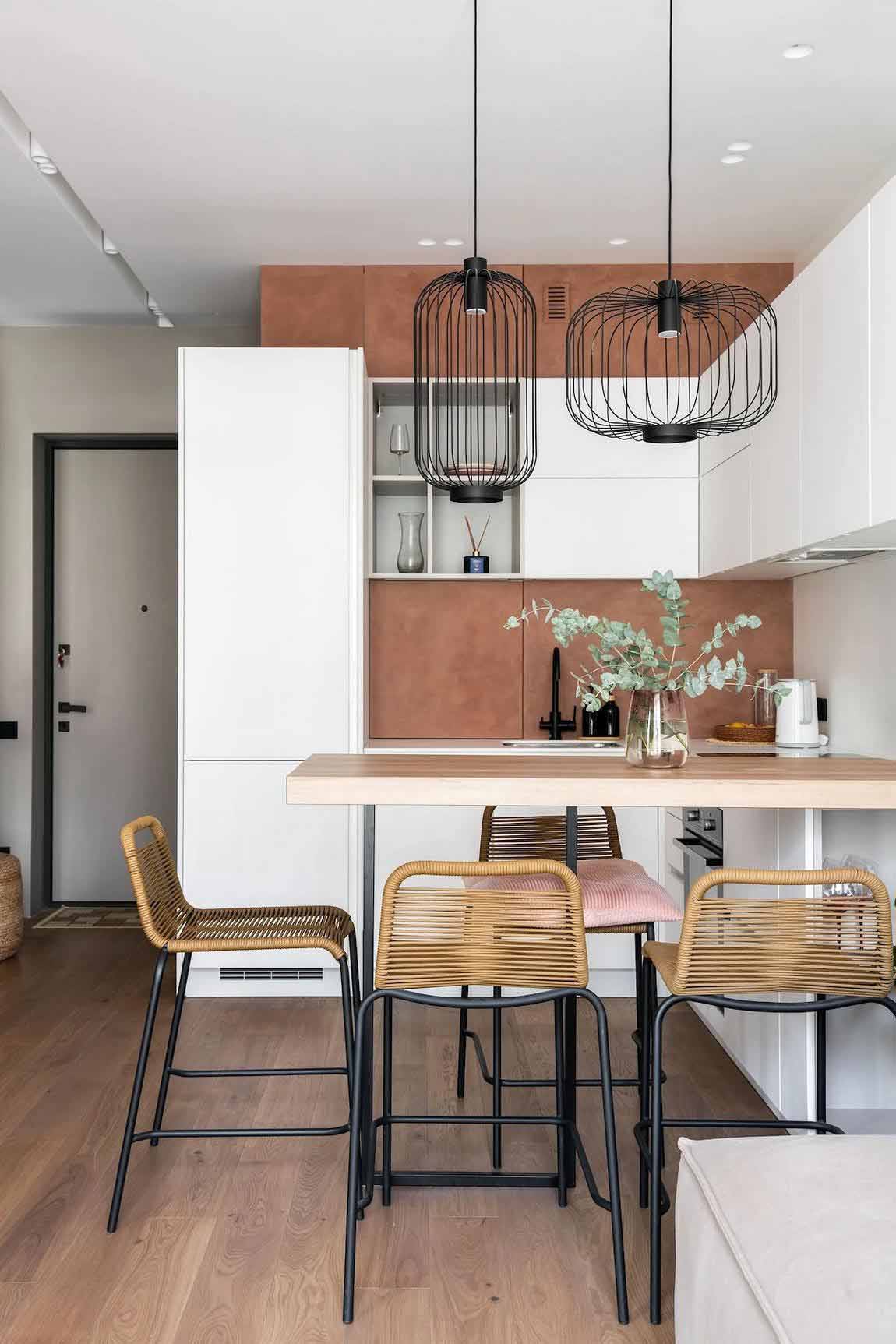 Púderes terrakotta, fa és fehér, minimalista stílus 40 m2-en