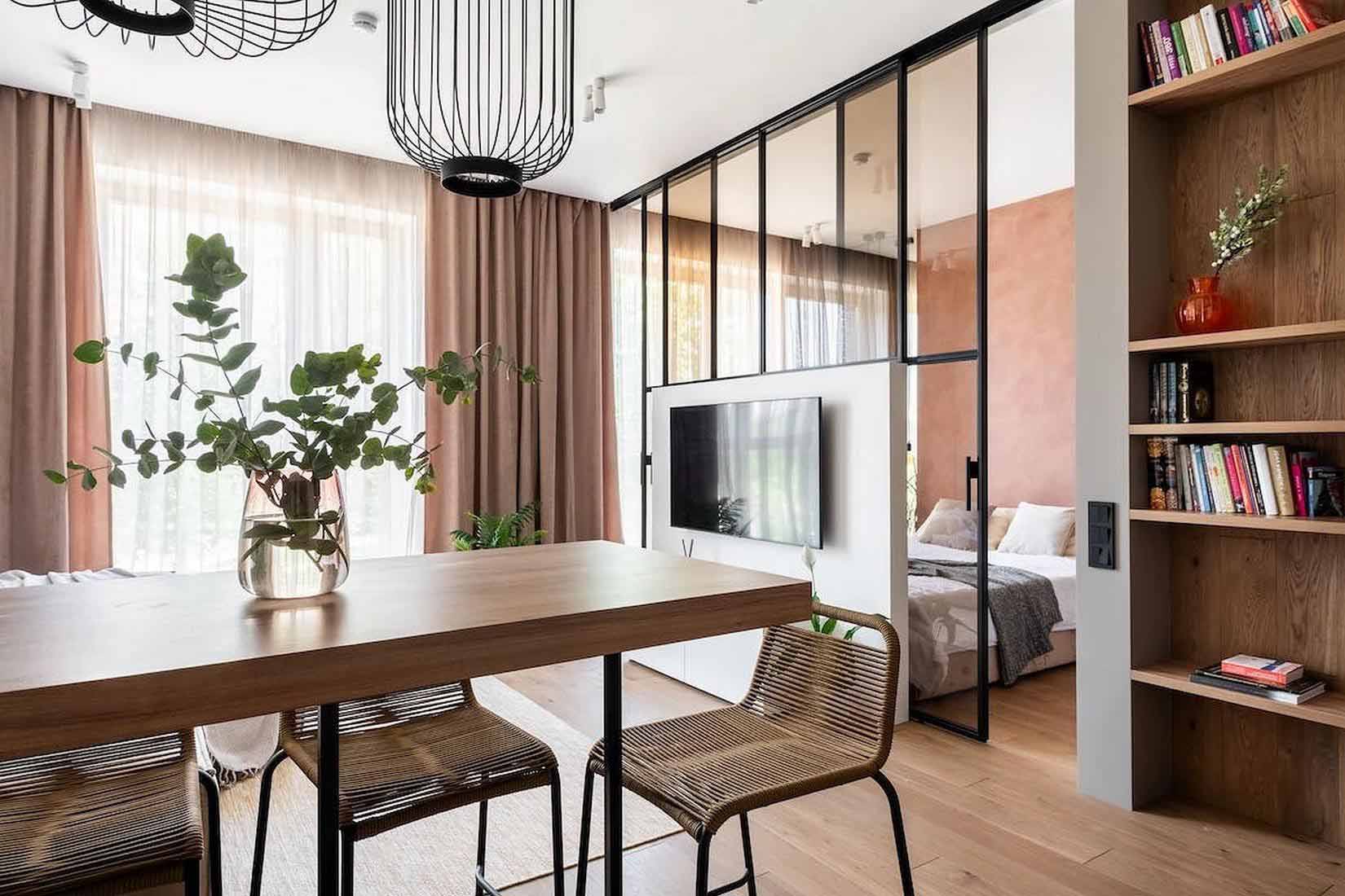 Púderes terrakotta, fa és fehér, minimalista stílus 40 m2-en