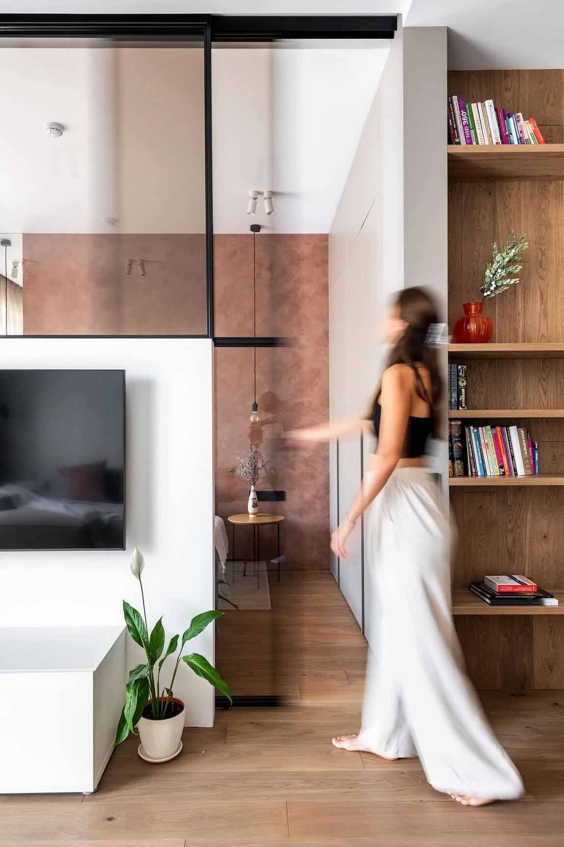 Púderes terrakotta, fa és fehér, minimalista stílus 40 m2-en