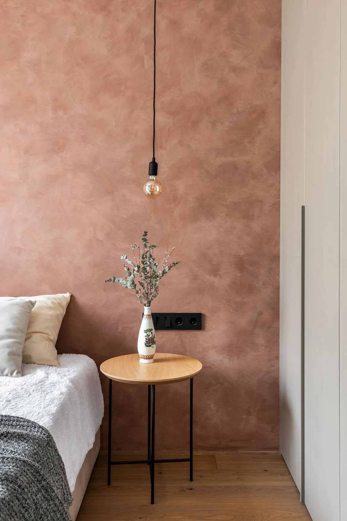 Púderes terrakotta, fa és fehér, minimalista stílus 40 m2-en