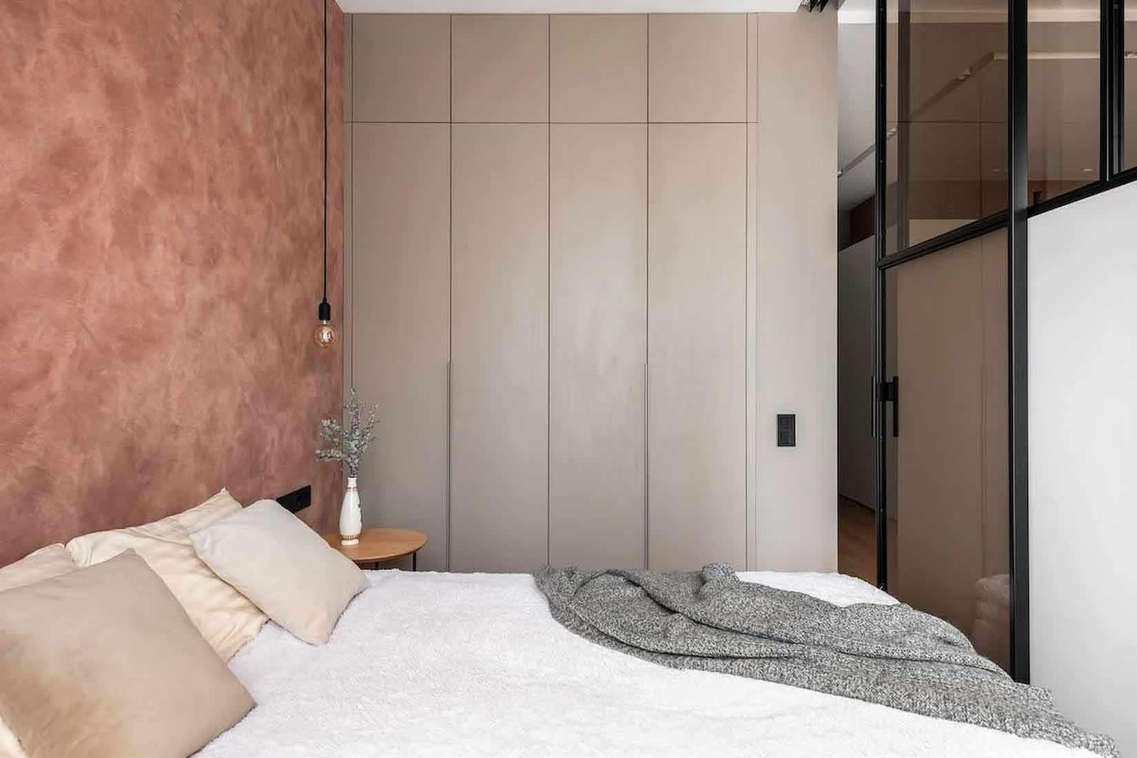 Púderes terrakotta, fa és fehér, minimalista stílus 40 m2-en