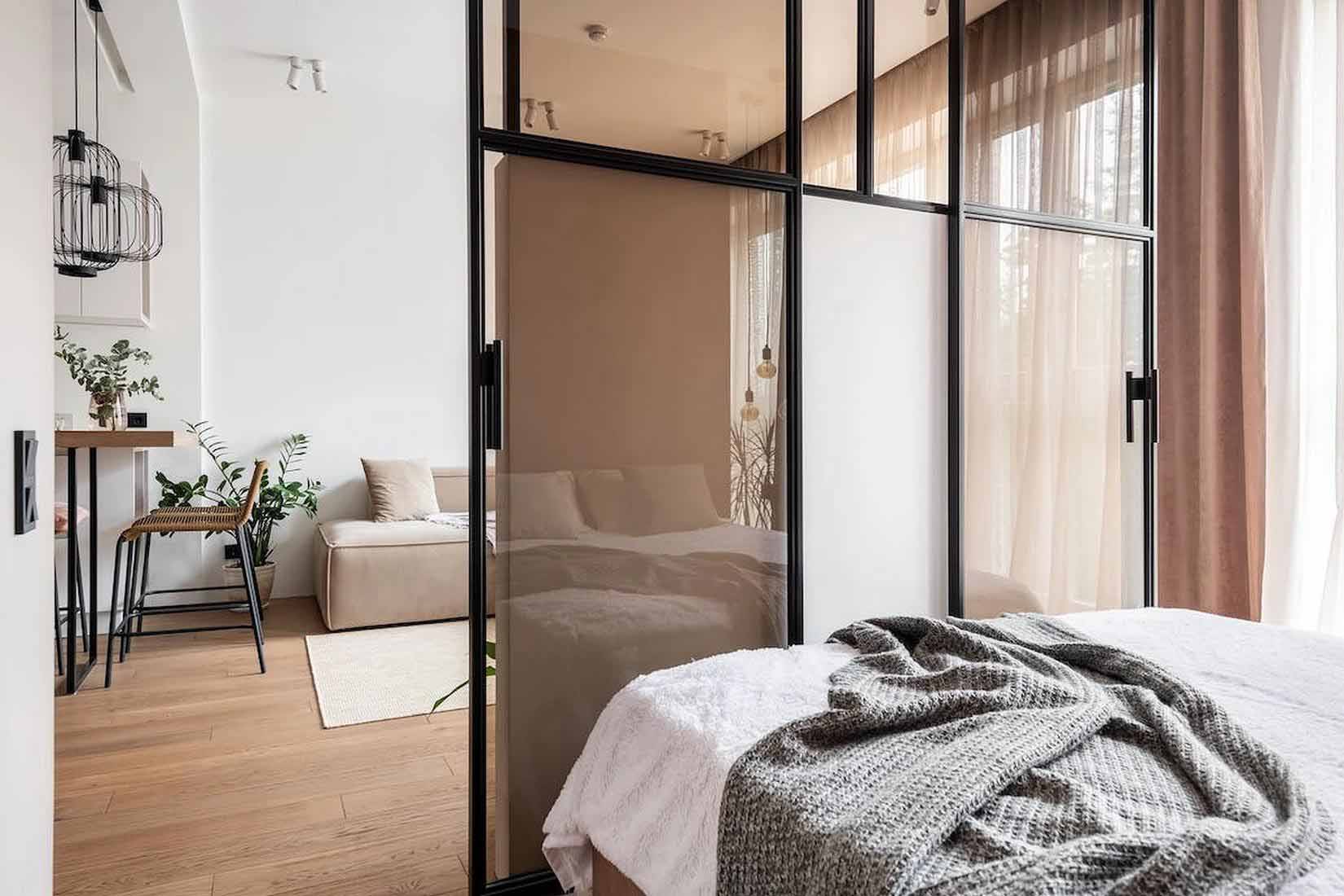 Púderes terrakotta, fa és fehér, minimalista stílus 40 m2-en