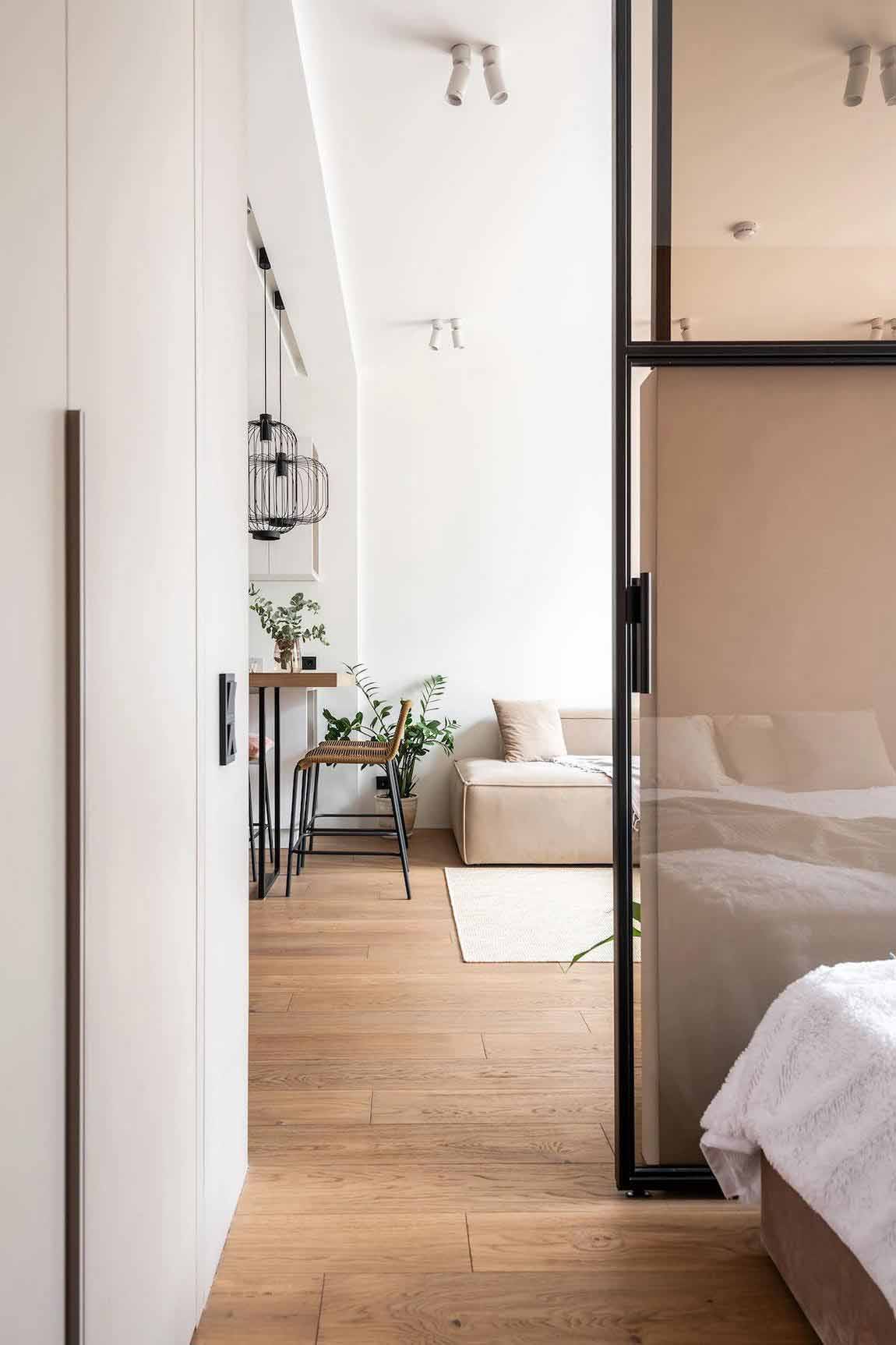 Púderes terrakotta, fa és fehér, minimalista stílus 40 m2-en