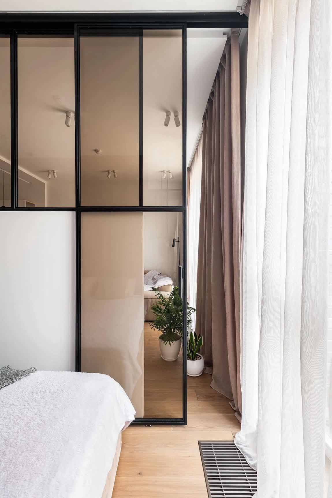 Púderes terrakotta, fa és fehér, minimalista stílus 40 m2-en