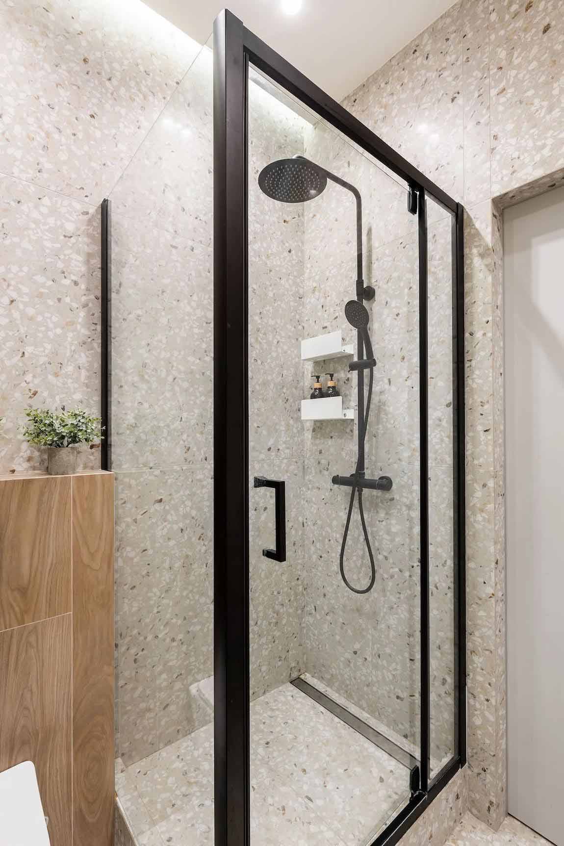 Púderes terrakotta, fa és fehér, minimalista stílus 40 m2-en