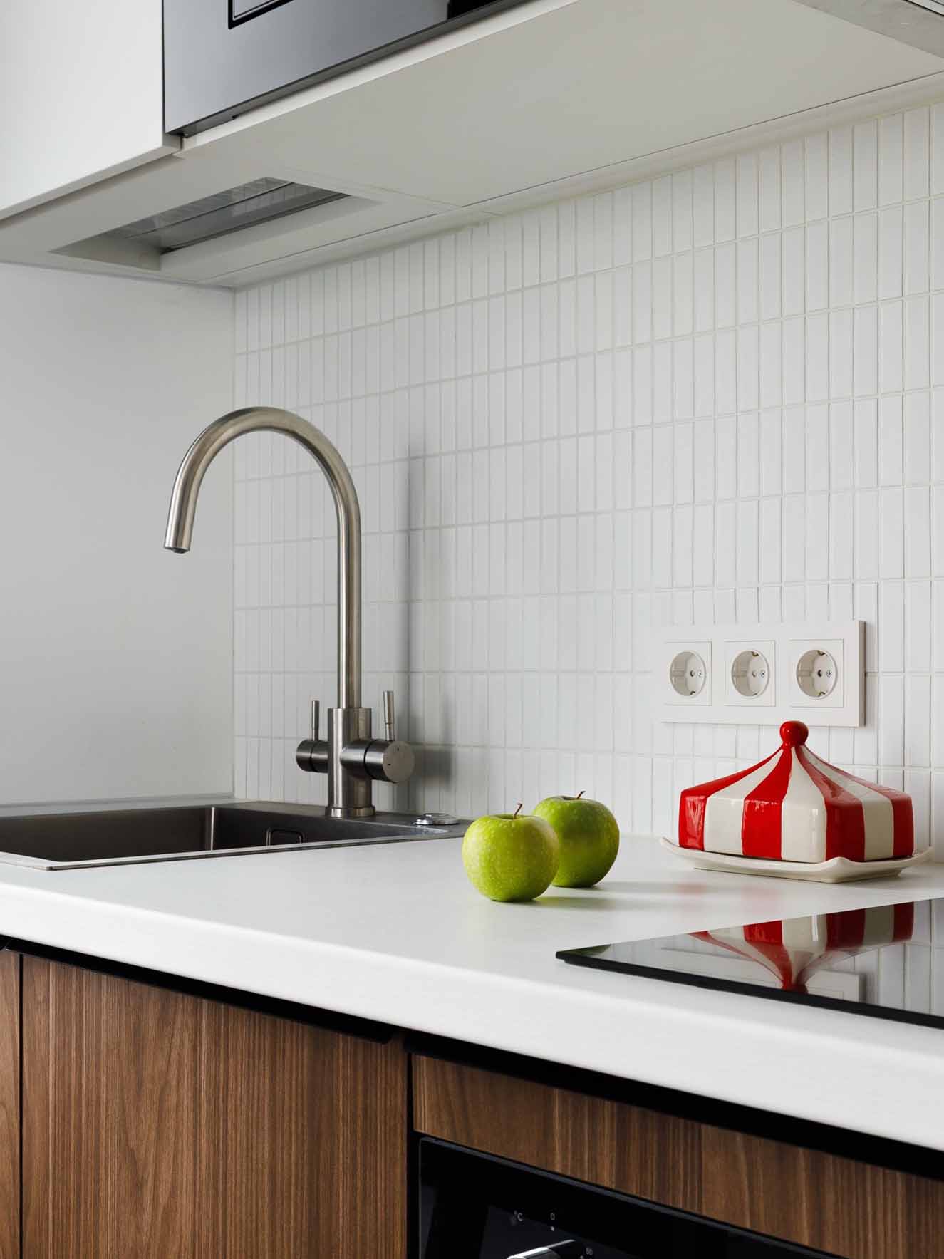 Új építésű kislakás üvegfallal zónázva Új építésű kislakás üvegfallal zónázva