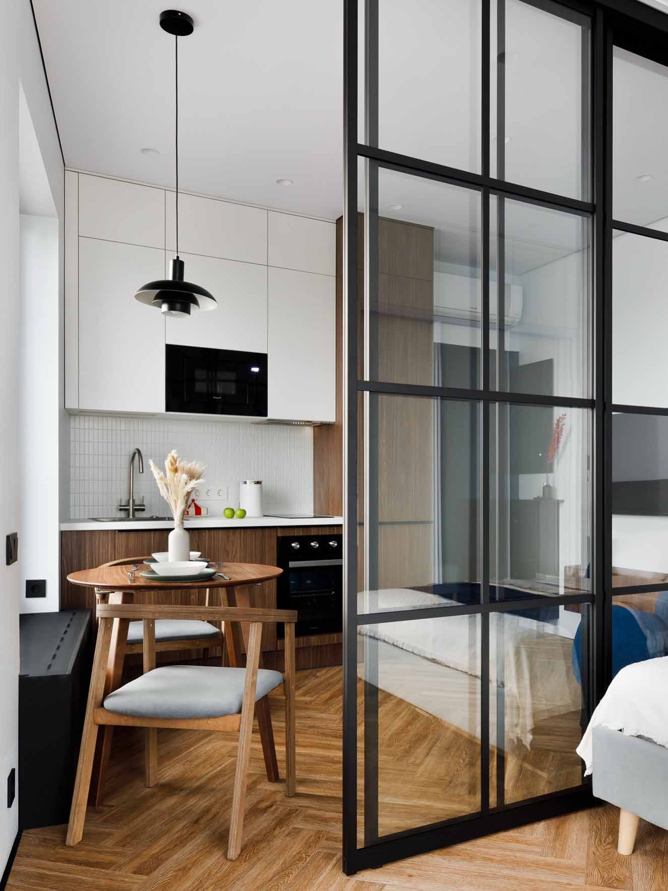 Új építésű kislakás üvegfallal zónázva Új építésű kislakás üvegfallal zónázva