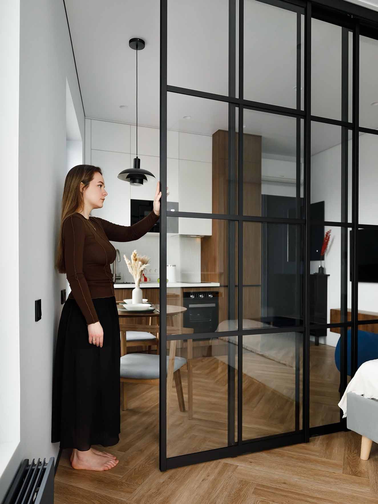 Új építésű kislakás üvegfallal zónázva