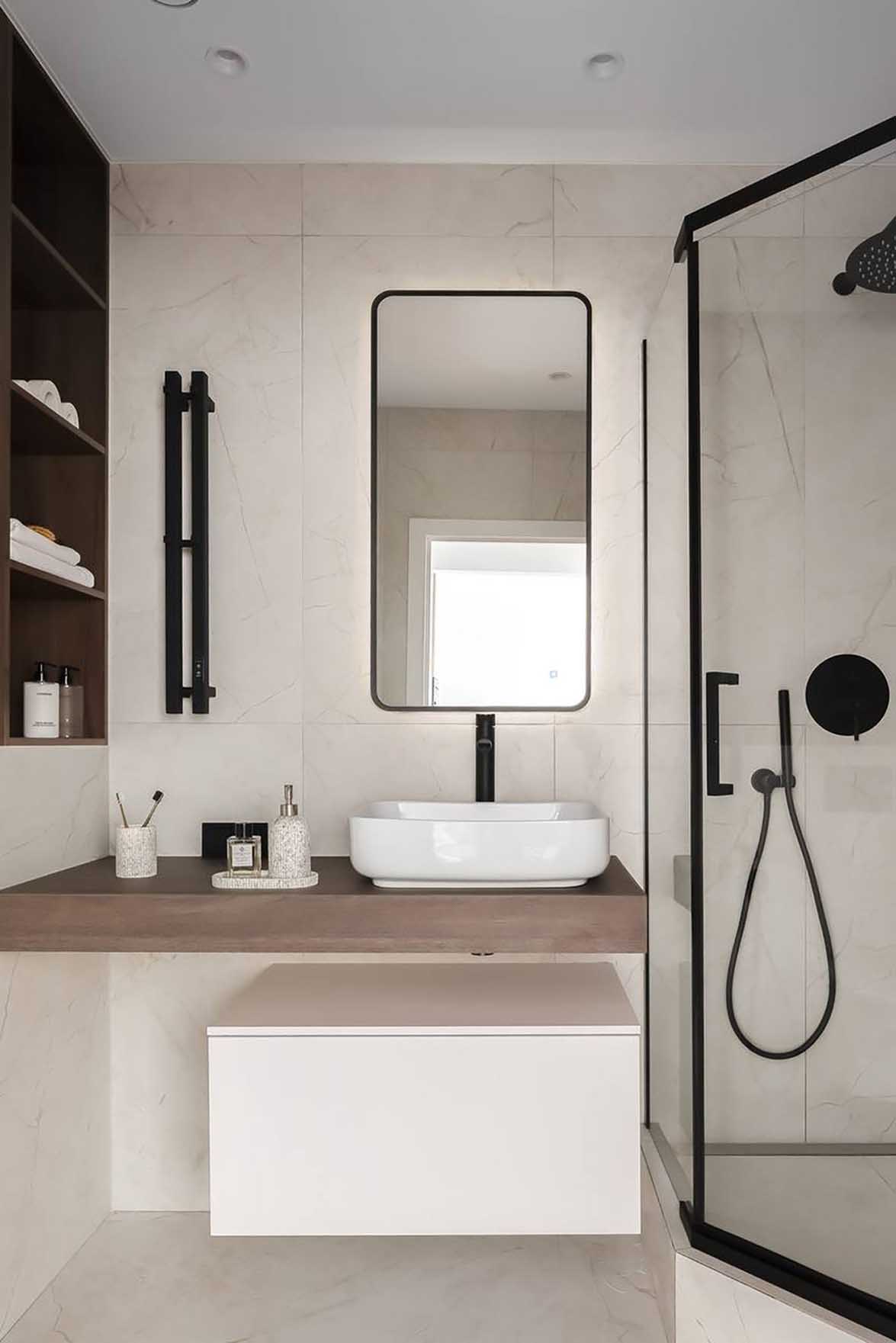 Világos bézs és meleg fa textúrák, függőleges vonalak 49 m2-en