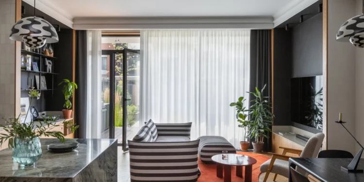 Világos, modern, természetes hangulatú enteriőr két szinten