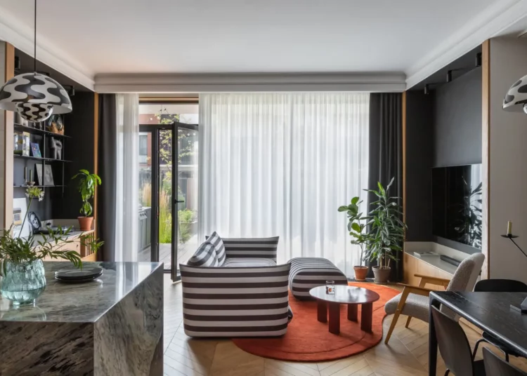 Világos, modern, természetes hangulatú enteriőr két szinten