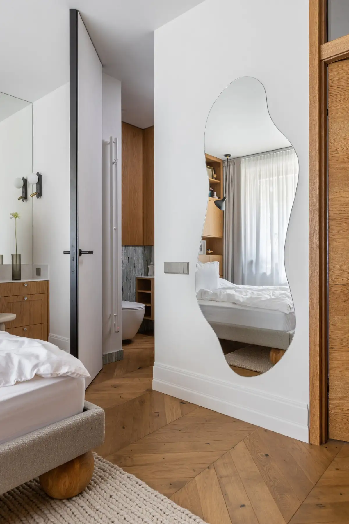 Világos, modern, természetes hangulatú enteriőr két szinten