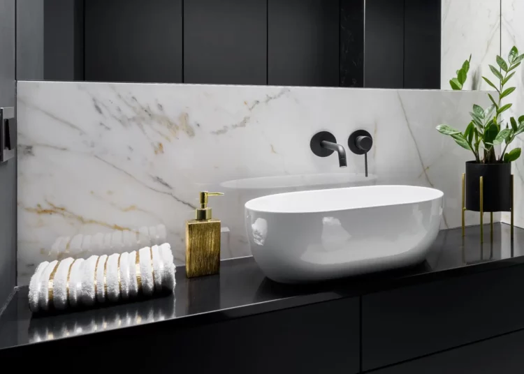 Ezt a 6 csempe színt ne válaszd 2026-ban a lakberendezők szerint