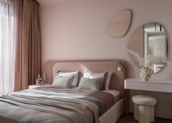 Púderes színvilág, íves formák: modern berendezés városi lakásban