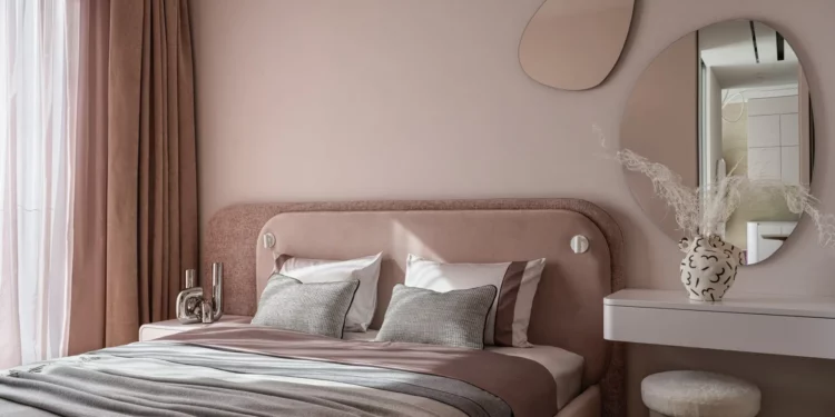 Púderes színvilág, íves formák: modern berendezés városi lakásban