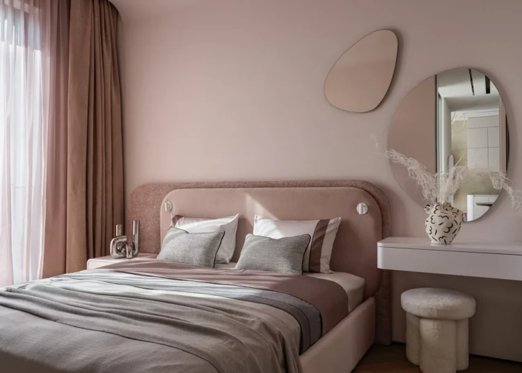 Púderes színvilág, íves formák: modern berendezés városi lakásban