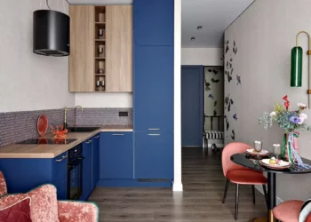 Tapéta a fürdőben, bársony és vintage: „teátrális” 45 m2-es lakás