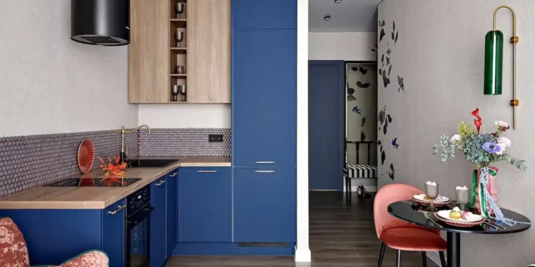 Tapéta a fürdőben, bársony és vintage: „teátrális” 45 m2-es lakás