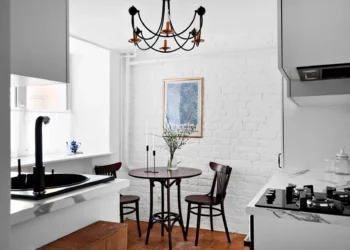 Lelakott 55 m2-es, földszinti lakásból hangulatos retró enteriőr