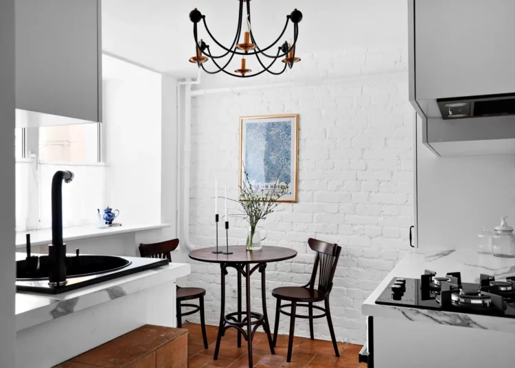 Lelakott 55 m2-es, földszinti lakásból hangulatos retró enteriőr