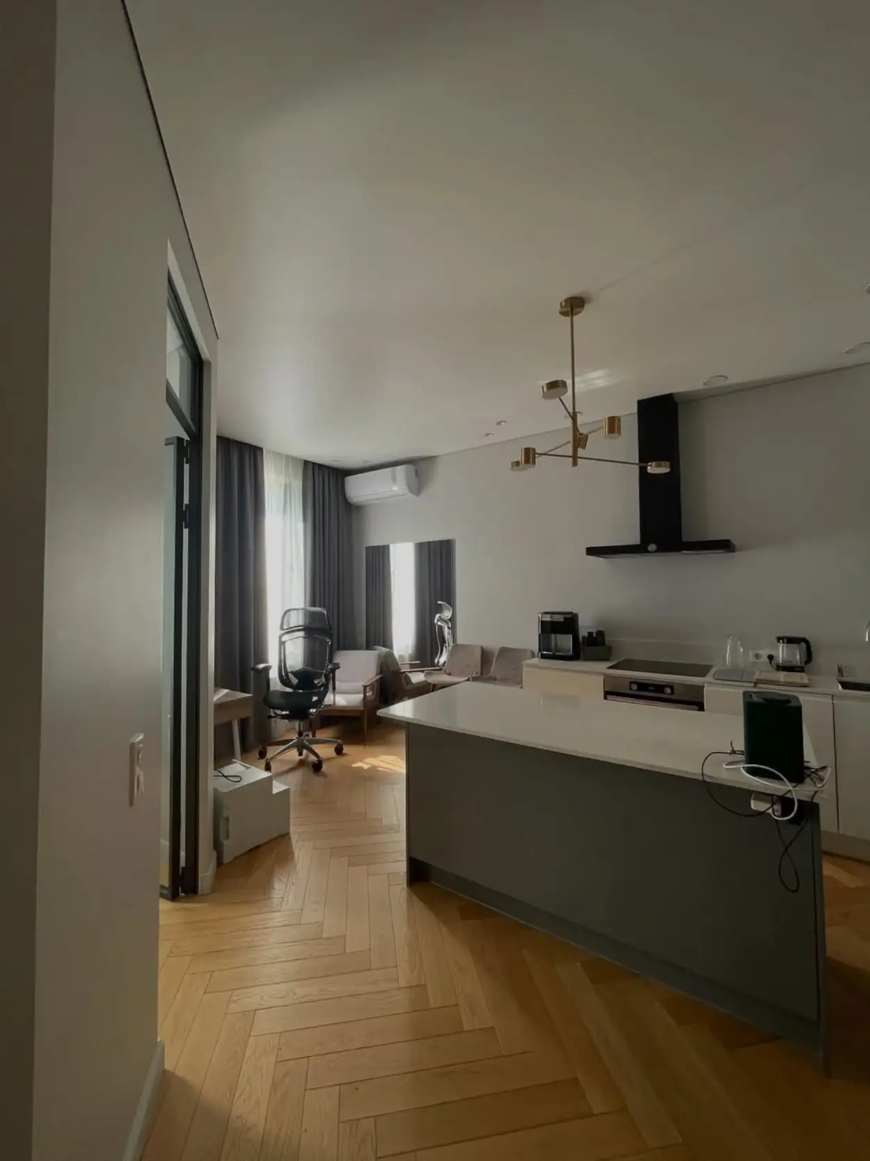 Home staging: letisztult beépítések és merész színfoltok