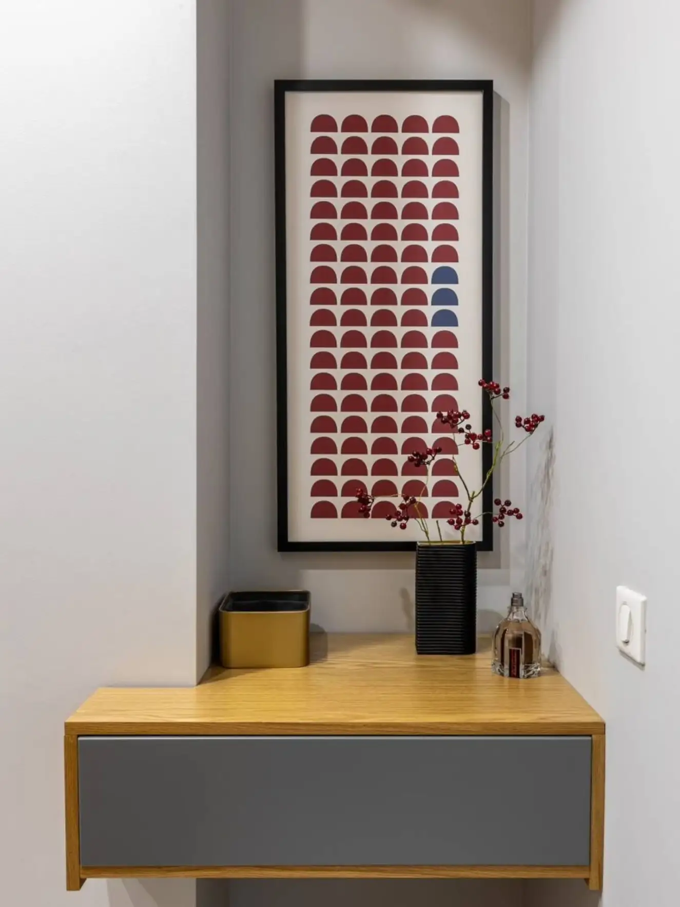 Home staging: letisztult beépítések és merész színfoltok