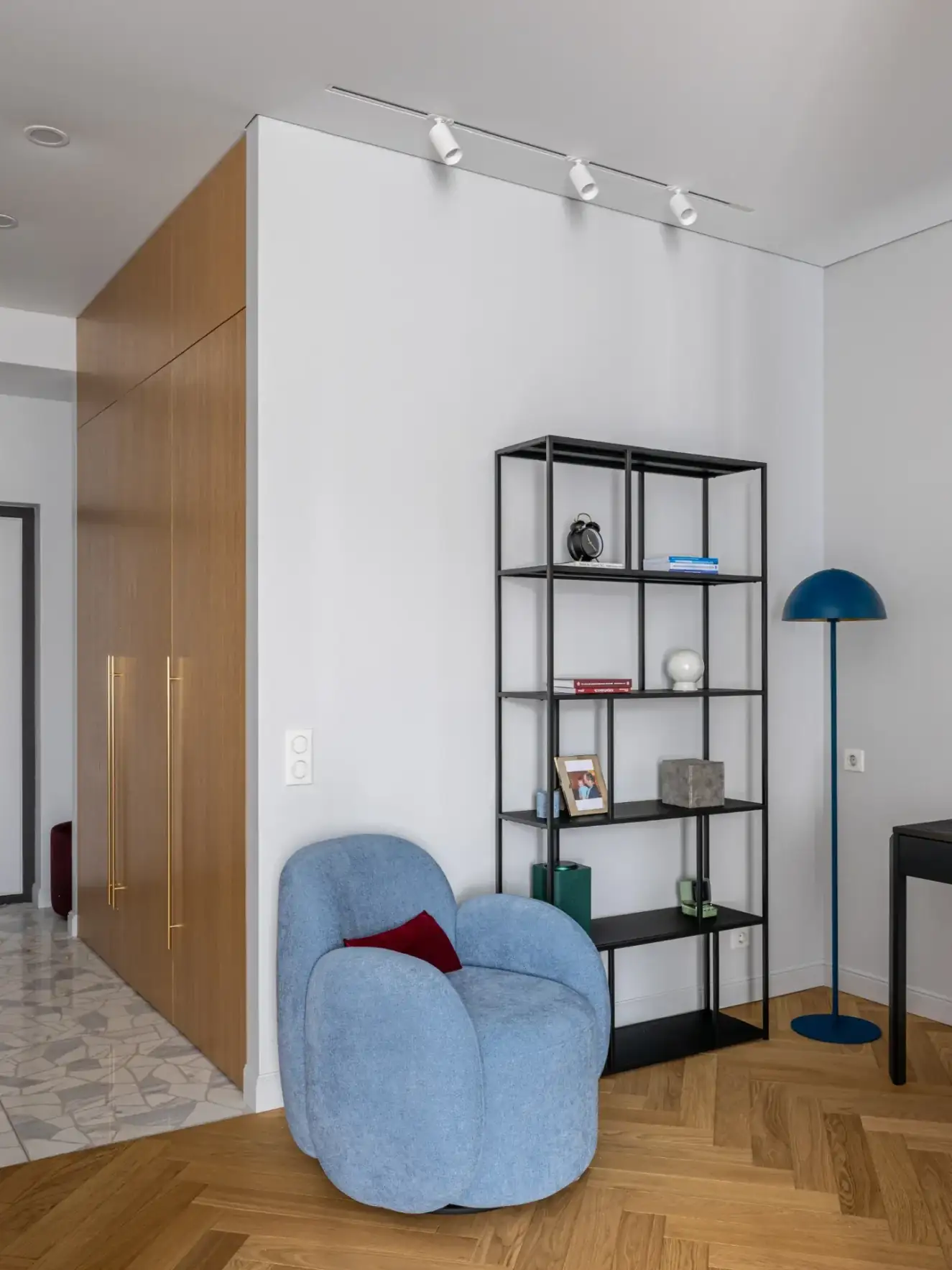 Home staging: letisztult beépítések és merész színfoltok