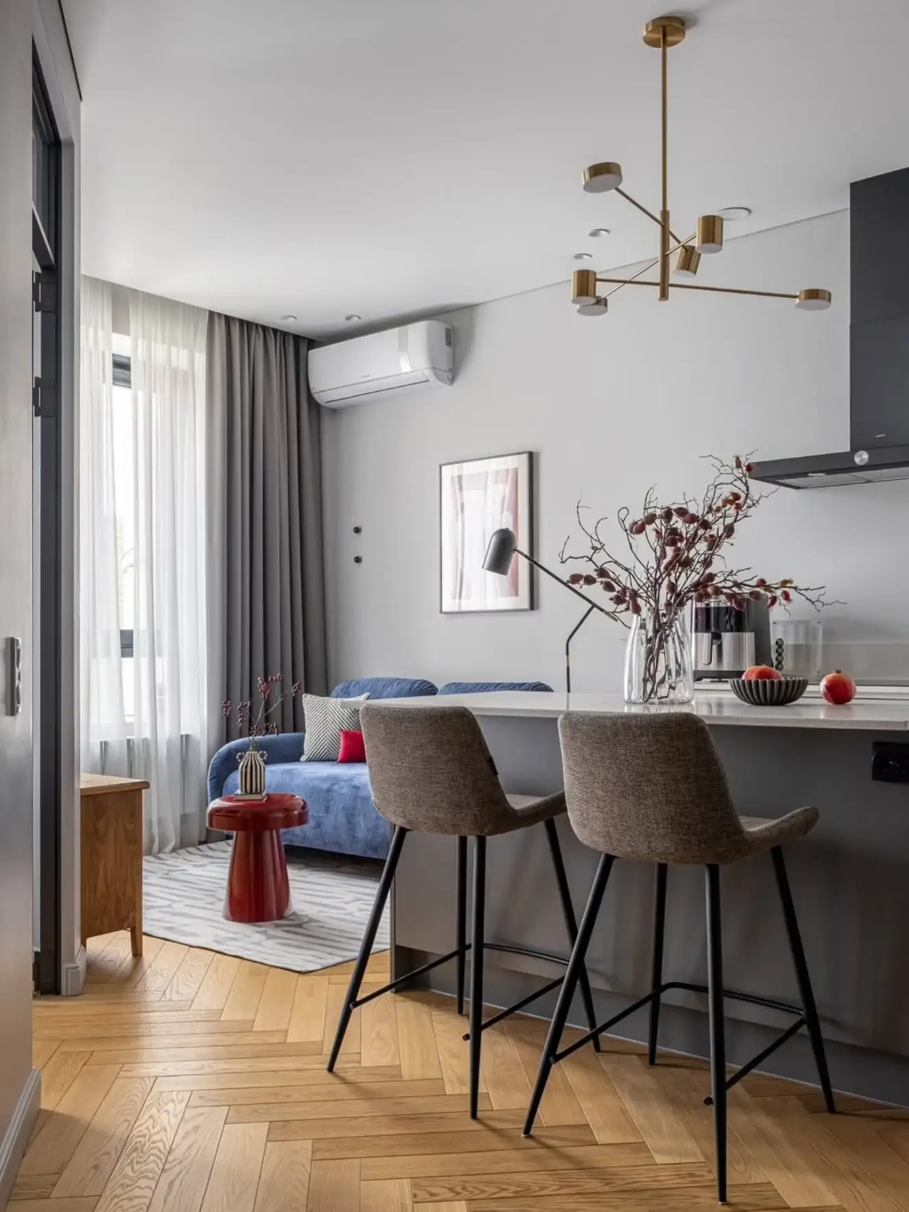 Home staging: letisztult beépítések és merész színfoltok