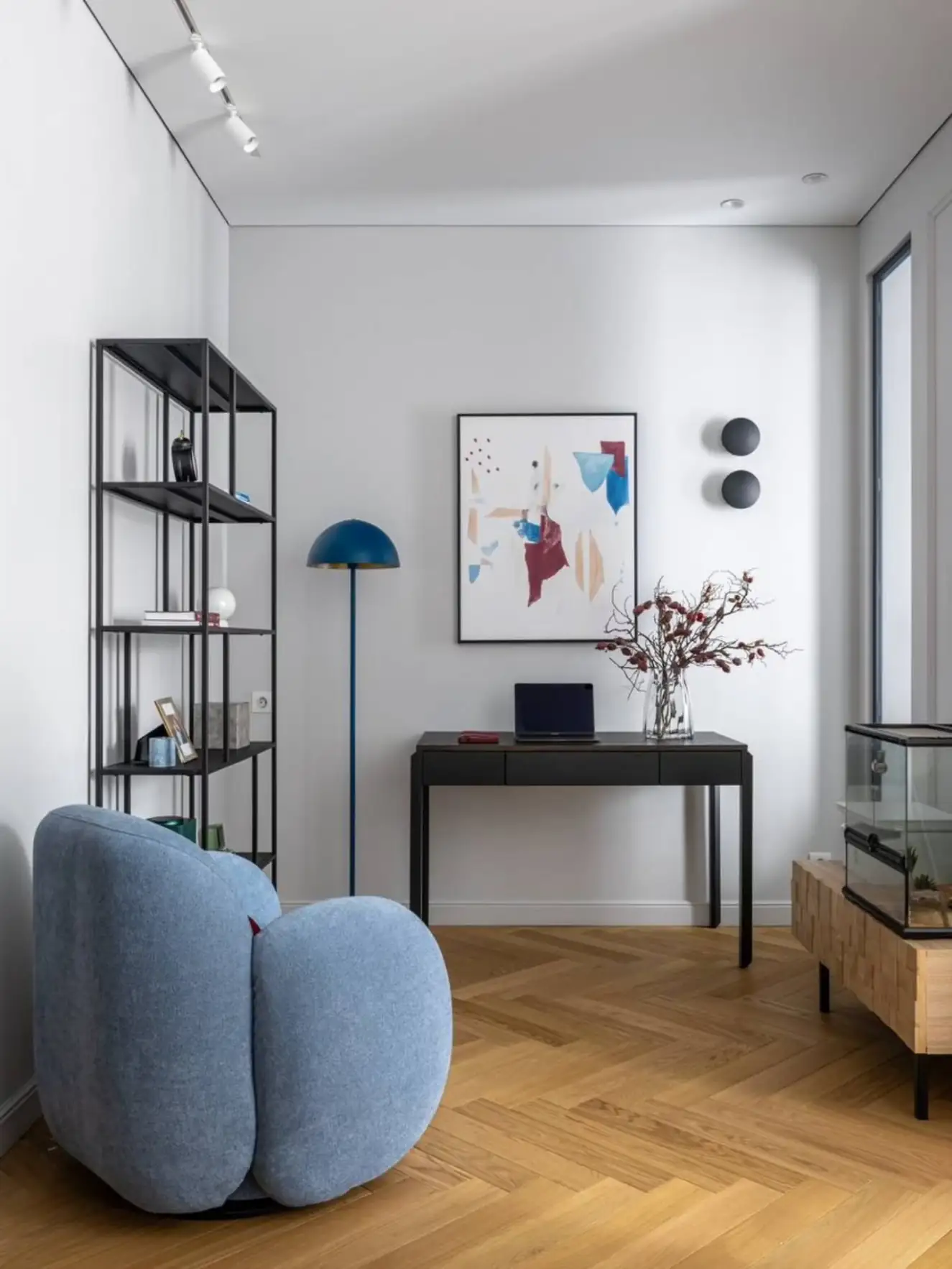 Home staging: letisztult beépítések és merész színfoltok