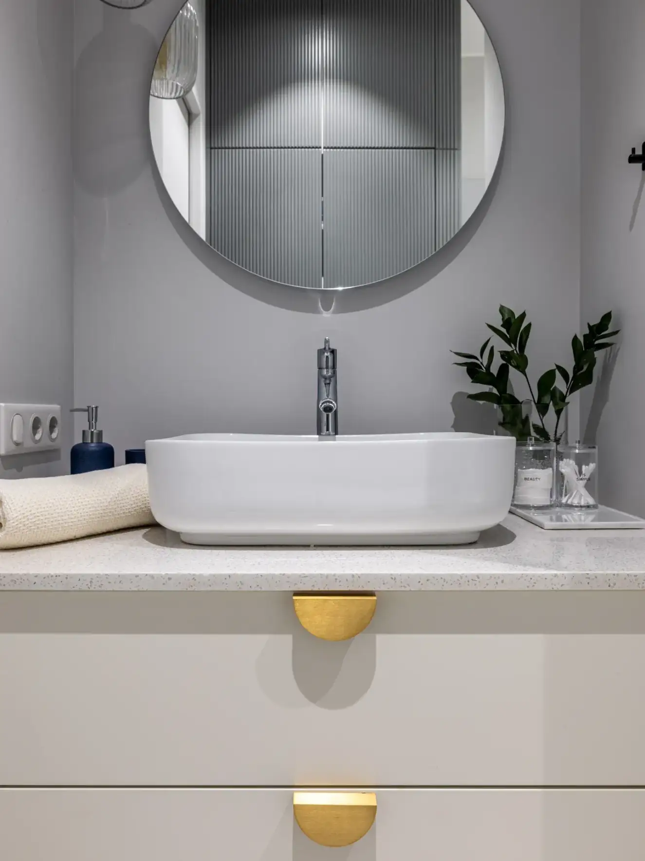 Home staging: letisztult beépítések és merész színfoltok