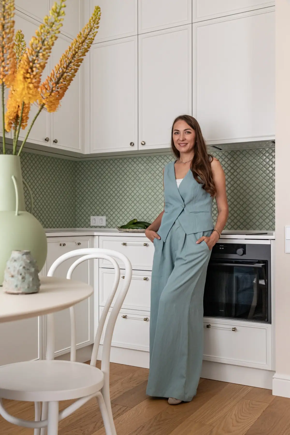 Semleges árnyalatok és lágy, természetes színek kombinációja 38 m2-es lakásban