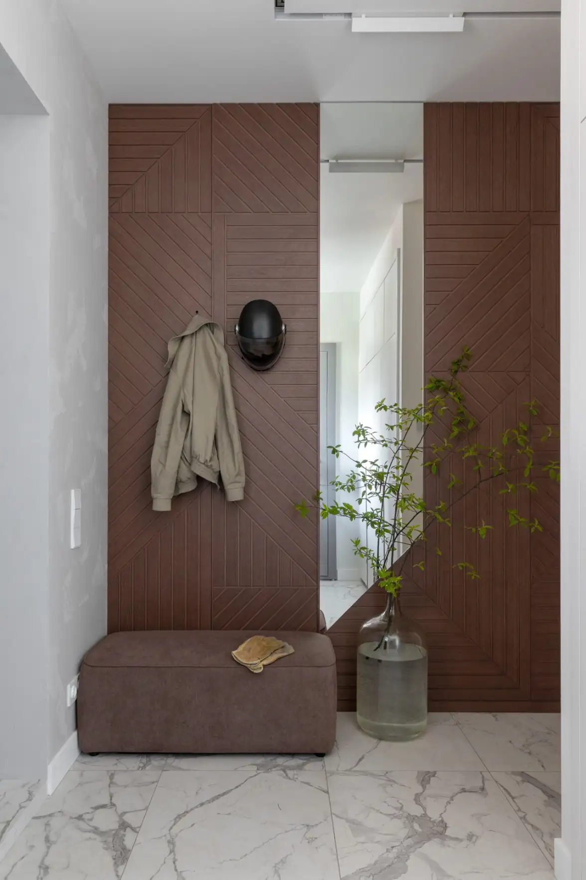 Világos árnyalatok és természetes textúrák egy vidéki ház enteriőrjében