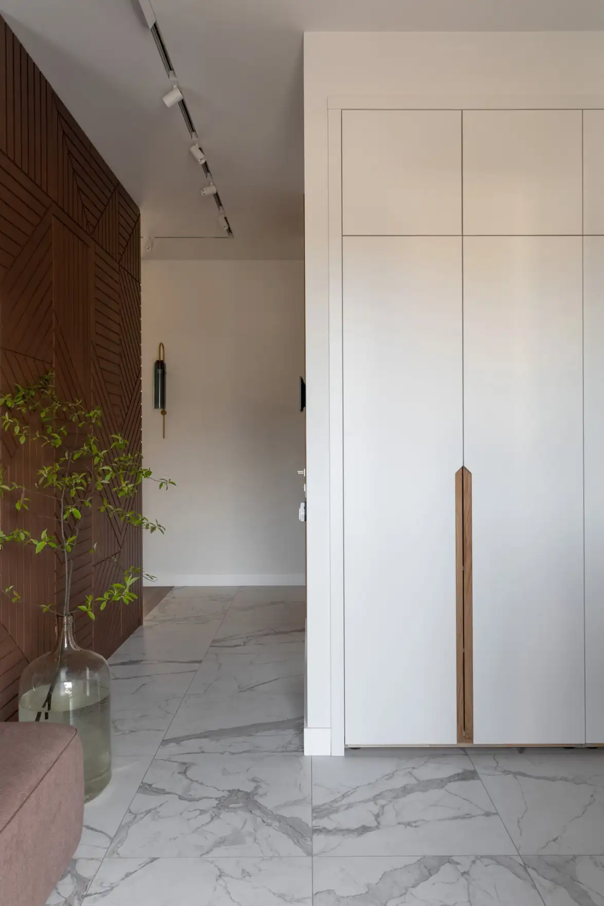 Világos árnyalatok és természetes textúrák egy vidéki ház enteriőrjében