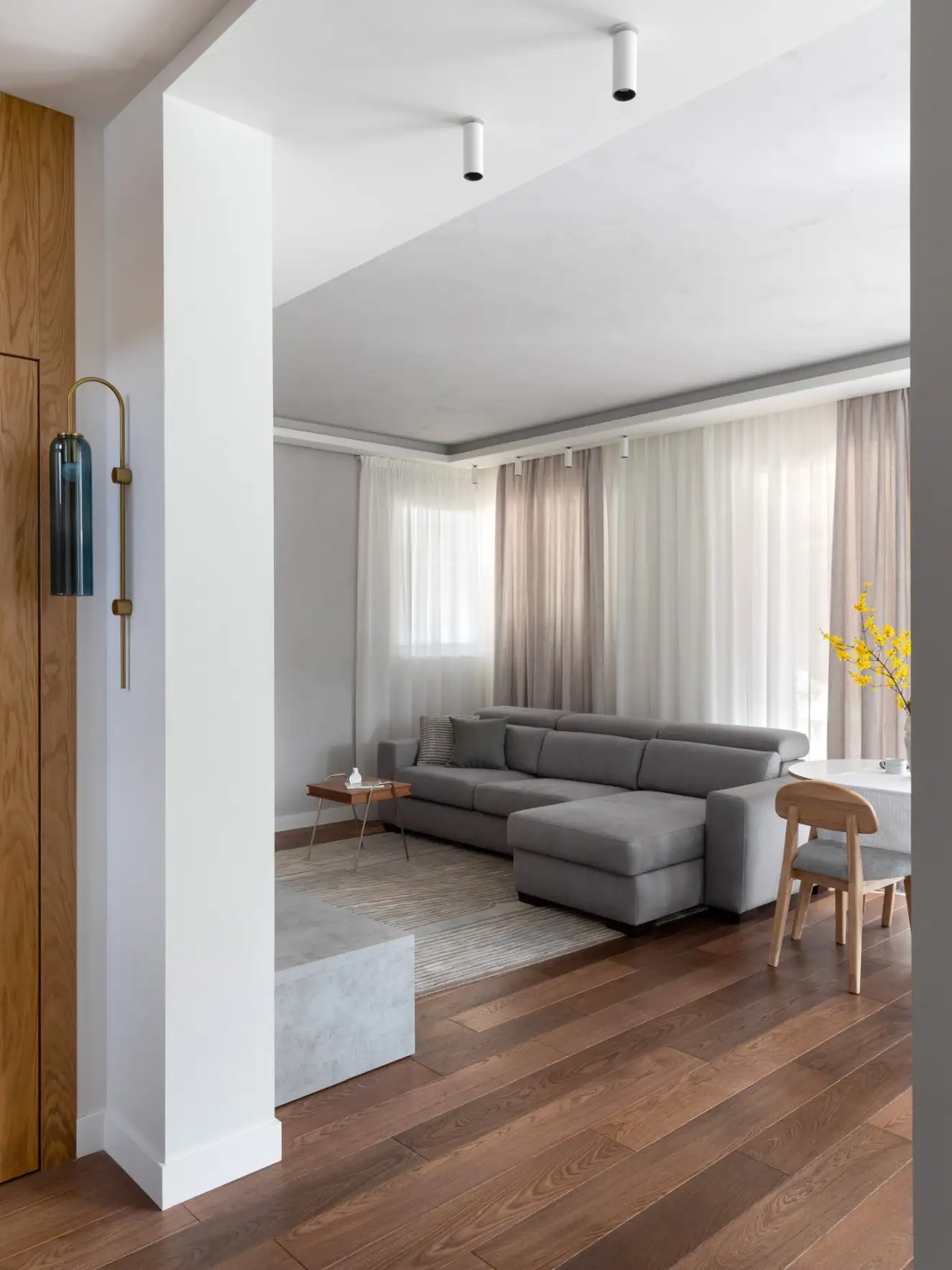 Világos árnyalatok és természetes textúrák egy vidéki ház enteriőrjében