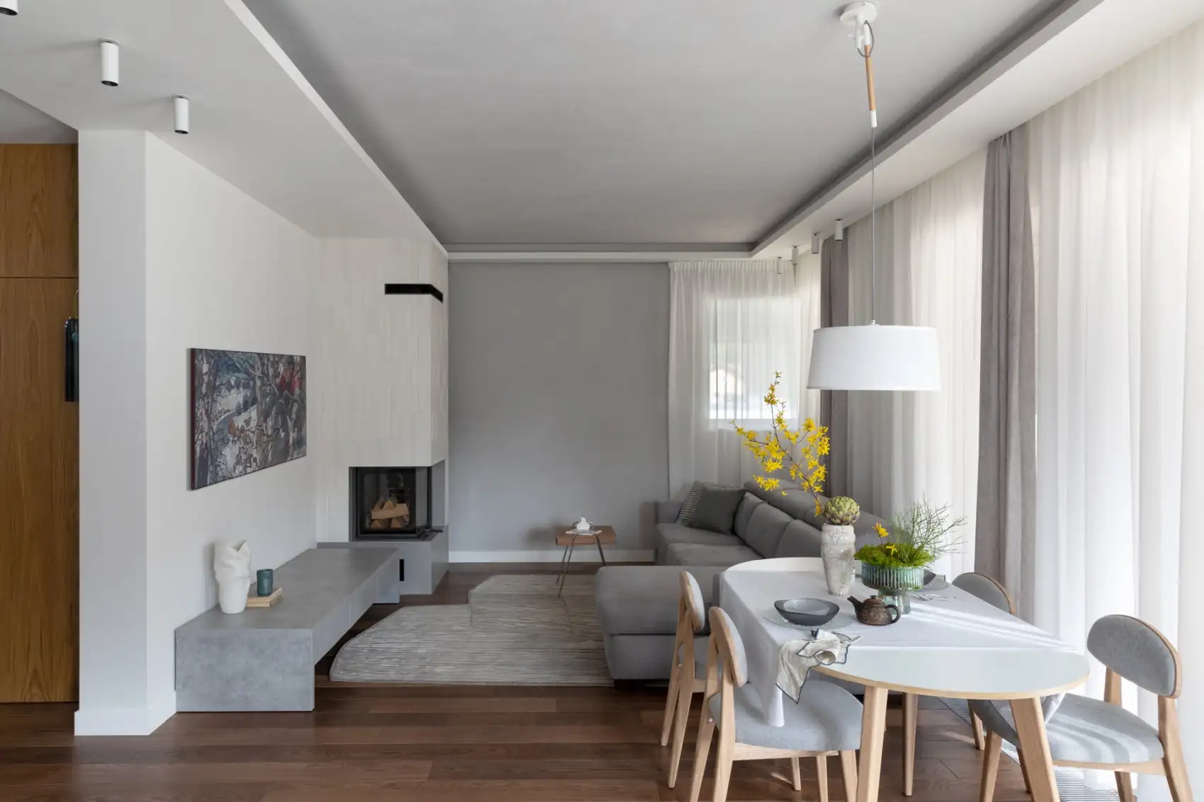 Világos árnyalatok és természetes textúrák egy vidéki ház enteriőrjében