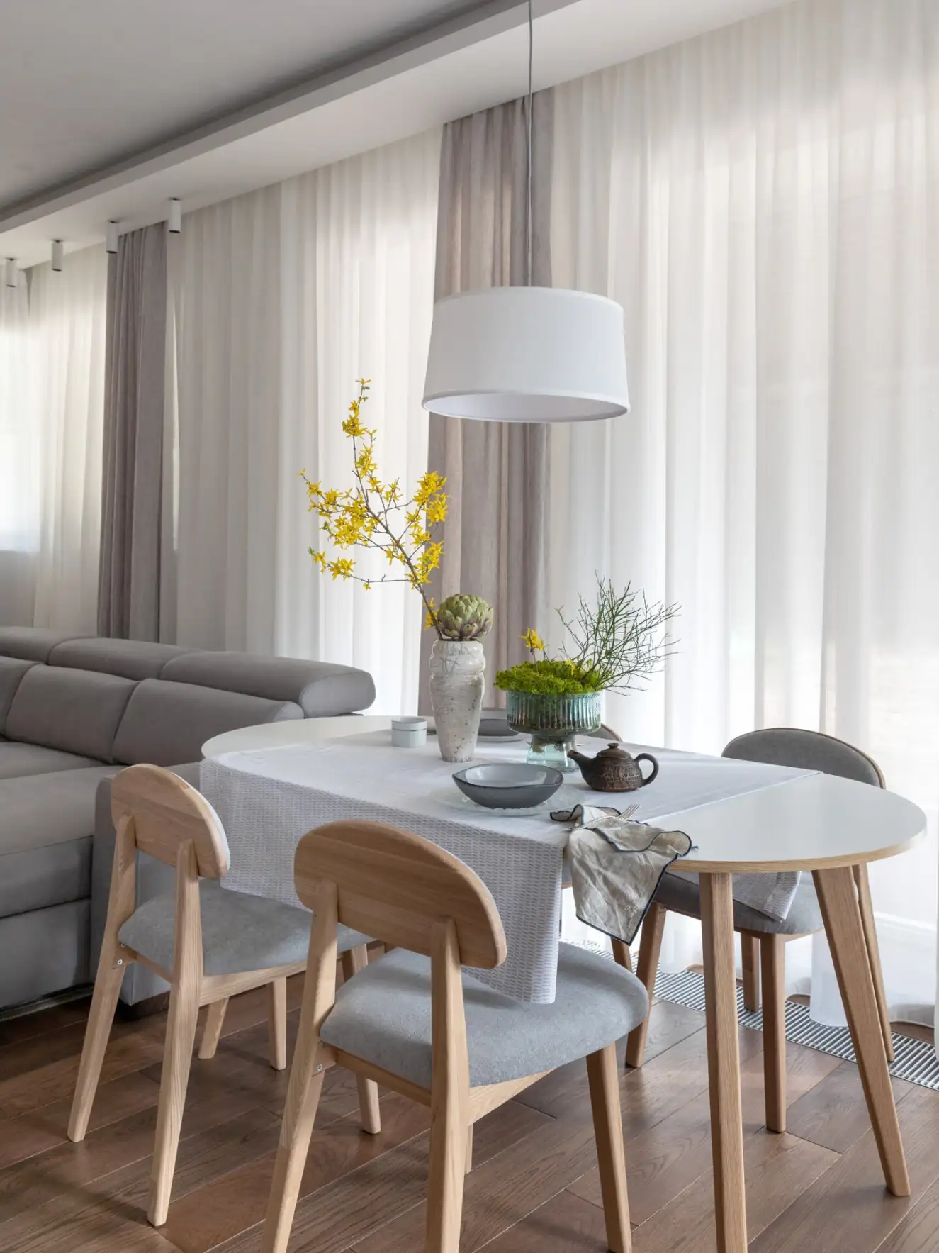 Világos árnyalatok és természetes textúrák egy vidéki ház enteriőrjében